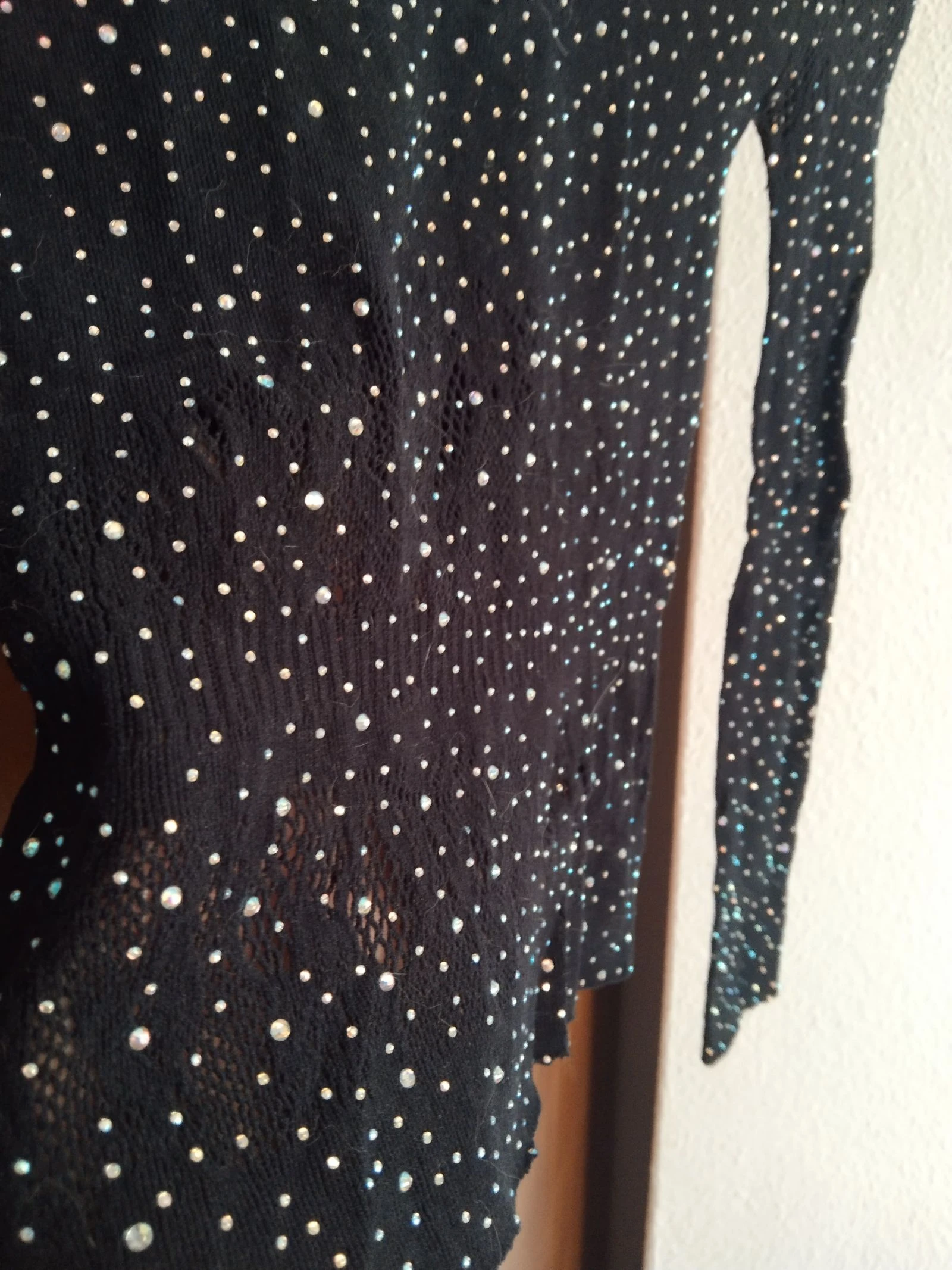 T-shirt noir en maille avec strass – photo 4